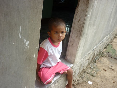 Đứa con trai Đoàn Văn Kha của vợ chồng anh Nhựt, chị Gái. 