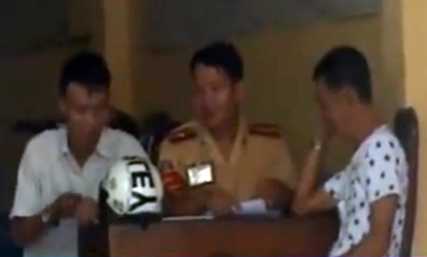 VTV: Co nop phat vi pham giao thong o Sai Gon hinh anh