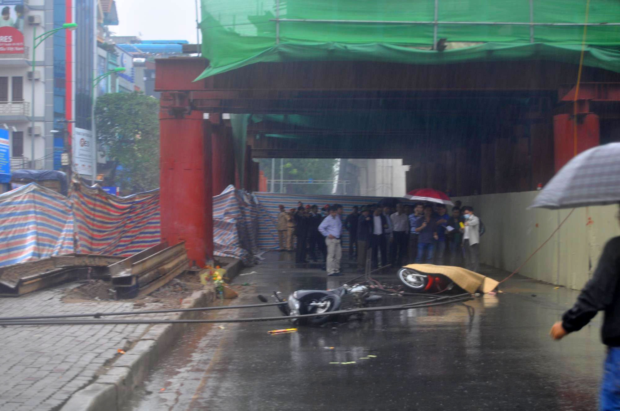 Giàn giáo phủ hết đường, trừ làn dành cho xe buýt phía trong cùng. Ảnh: otofun.