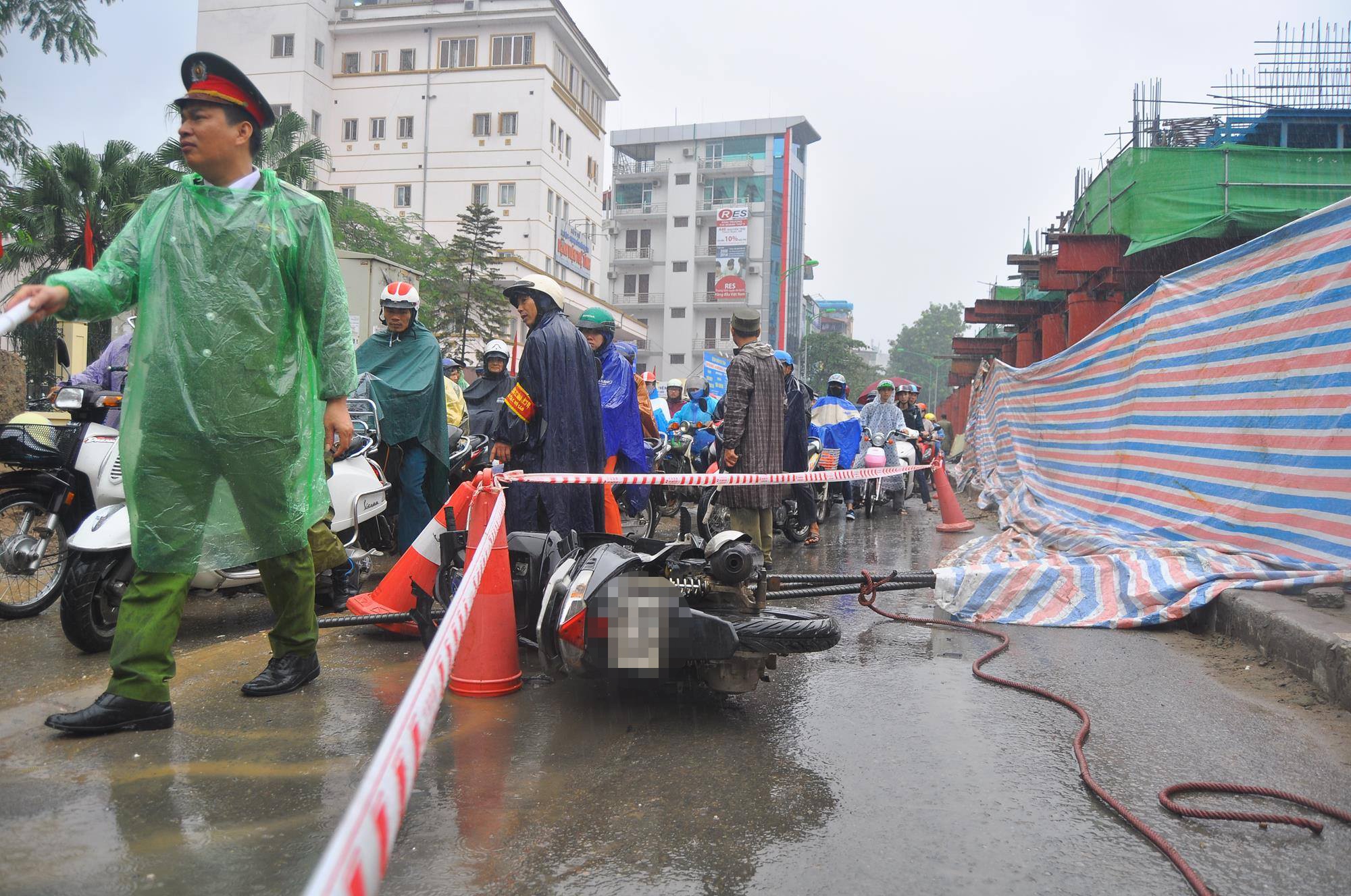 Roi bo thep o duong sat tren cao, nguoi di duong tu nan hinh anh