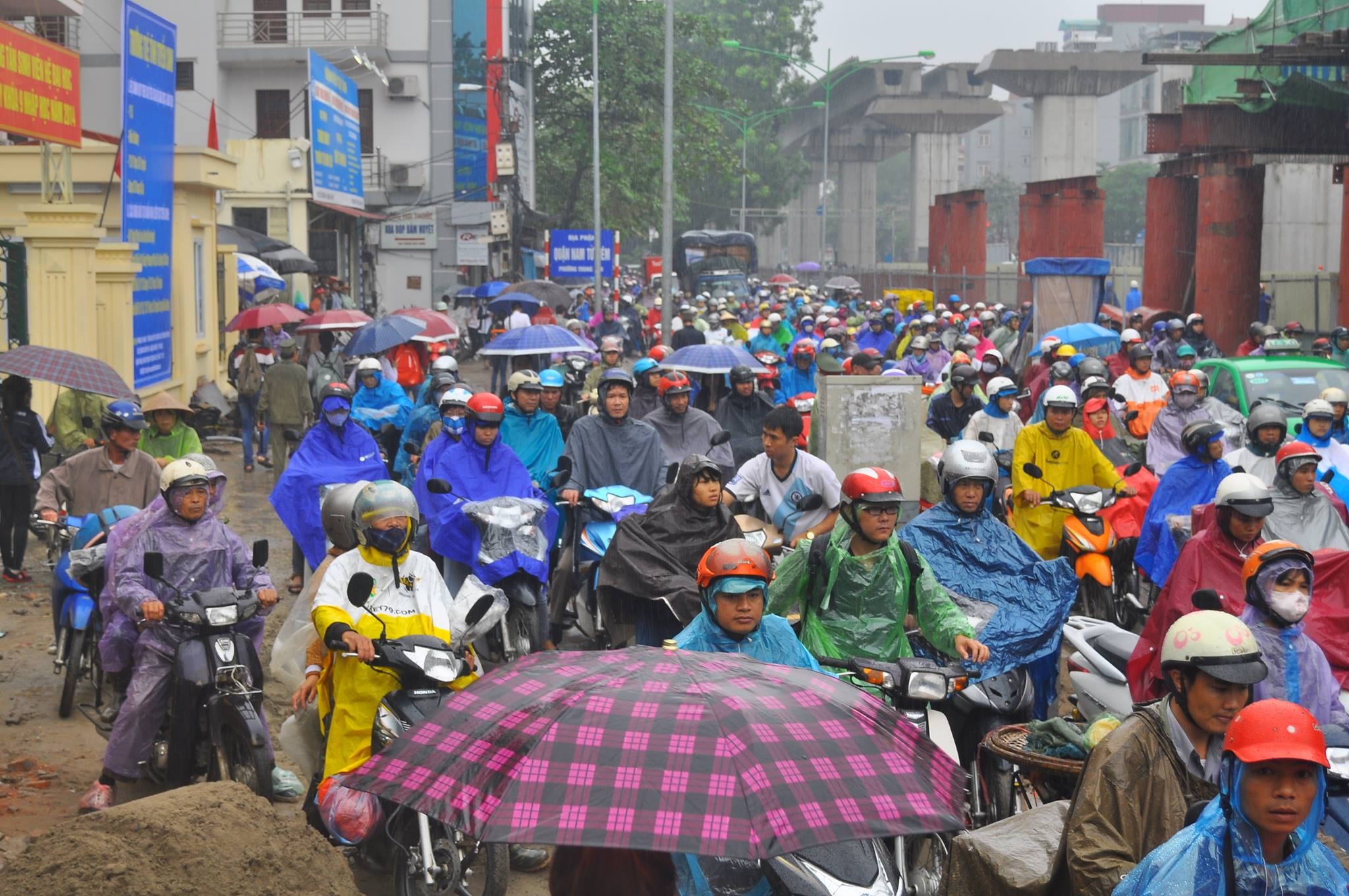 Nguy hiem treo lo lung tren dau nguoi di duong hinh anh
