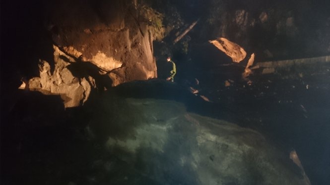 Hòn đá lớn nằm chắn ngang đường nối Nha Trang - Đà Lạt- Ảnh: