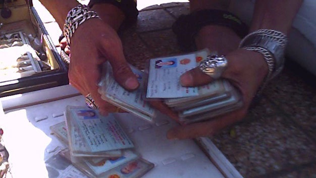 Bán giấy tờ tùy thân (CMND, cà vẹt, bằng lái xe) ở lề đường Hùng Vương (Q.5) và lề đường gần bến xe Quận 8, TP.HCM