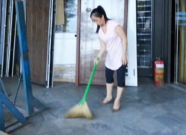 Côn trùng lạ đã ảnh hưởng nhiều đến cơ sở sản xuất của bà Phương Ỷ Linh.