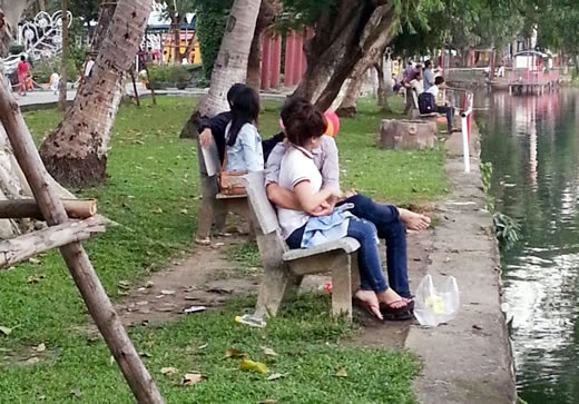 Các cặp đôi tâm sự trong công viên.