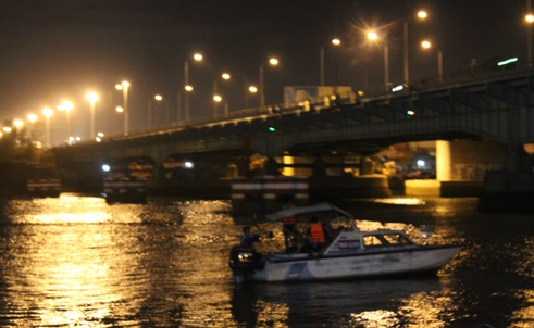 Thanh nien nhay cau Dong Nai cuu ban gai tu tu hinh anh