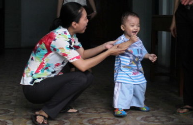 Me be trai bi bo roi se den phuong nhan lai be hinh anh