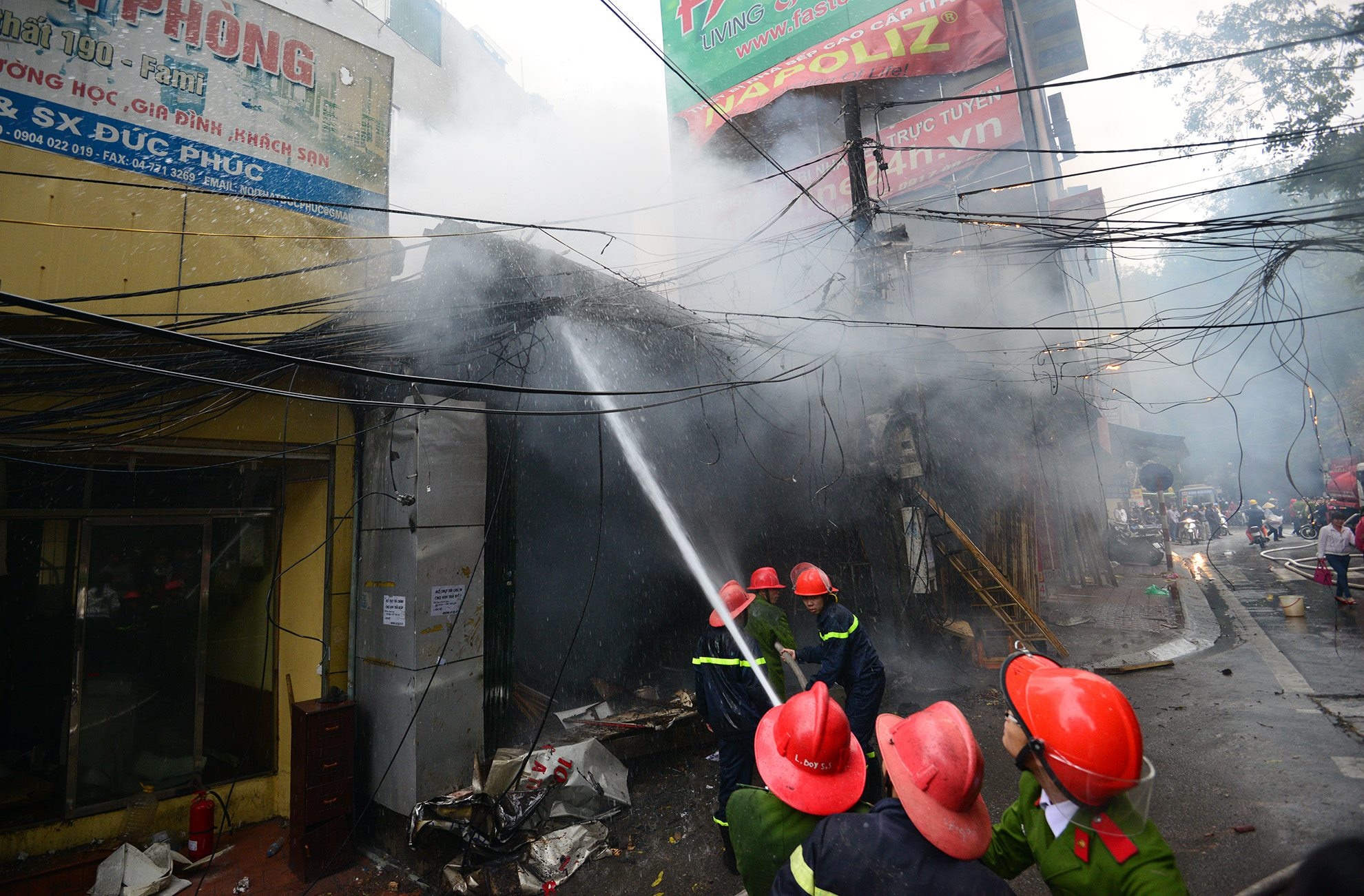 Khoảng 10h sáng nay, một đám cháy đã xảy ra trên đường Đê La Thành (Hà Nội). Hai ngôi nhà chuyên làm đồ gỗ nằm cạnh nhau rộng 100 m2 đã bị cháy rụi. Tại hiện trường, toàn bộ thiết bị trong nhà bao gồm bàn ghế, đồ dùng cá nhân bị cháy đen. Đám cháy còn ảnh hưởng tới ngôi nhà bán đồ gỗ nội thất văn phòng ngay bên cạnh. Lực lương cứu hỏa đã huy động hai xe chữa cháy và một xe bồn tiếp nước.