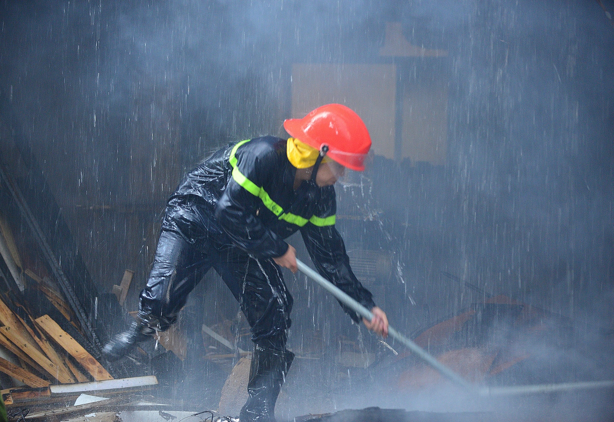 Hai cua hang do go boc chay trong mua hinh anh