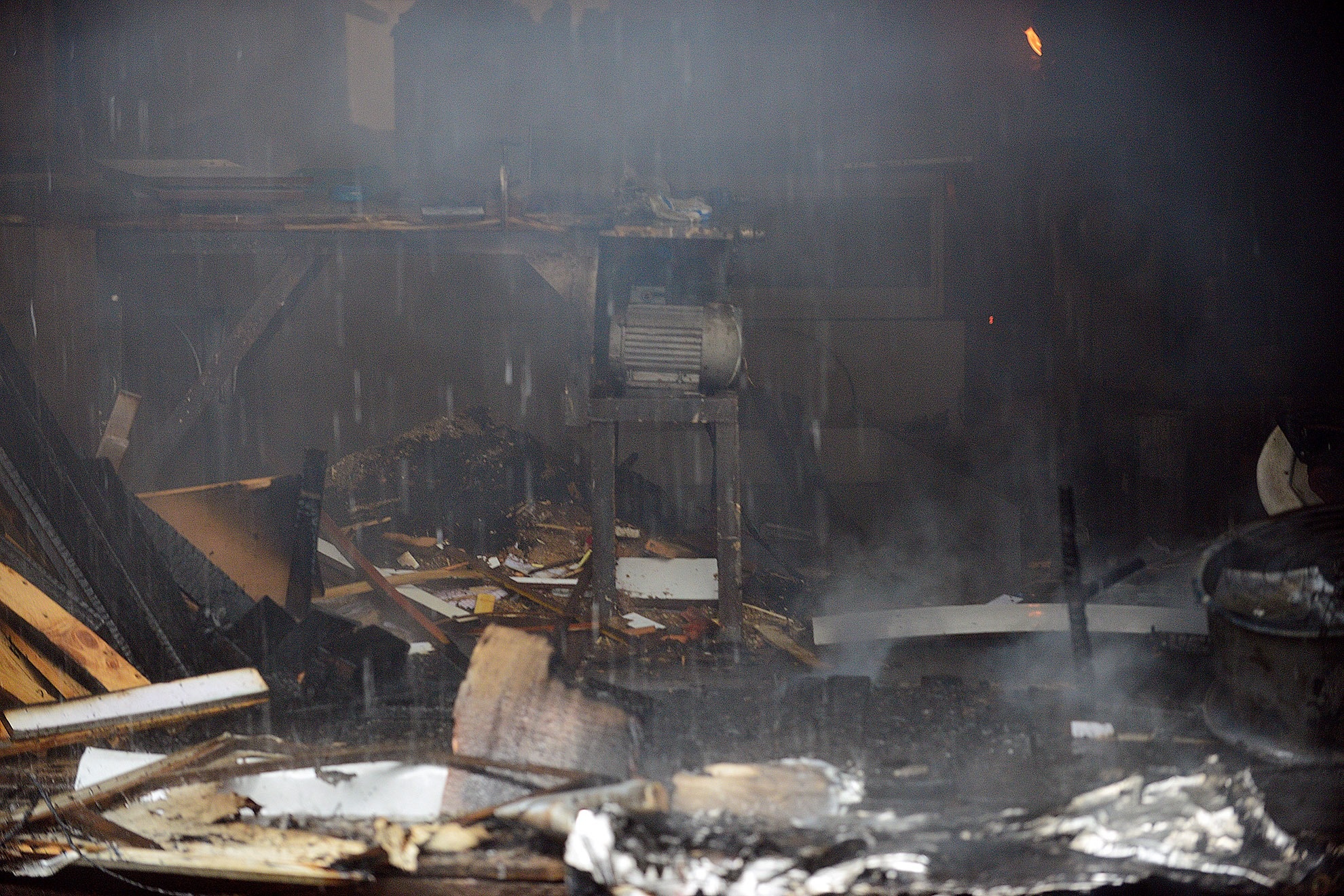 Bên trong nhà cháy.