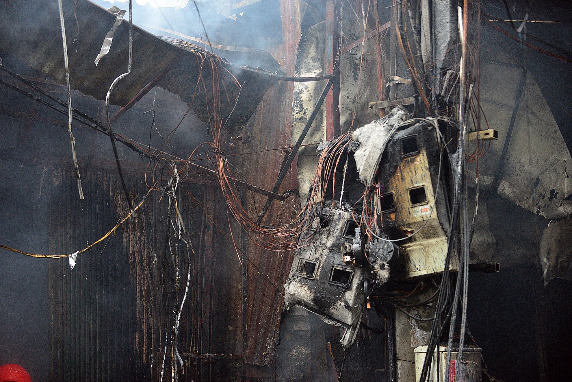 Cột điện phía trước hai ngôi nhà bị cháy.