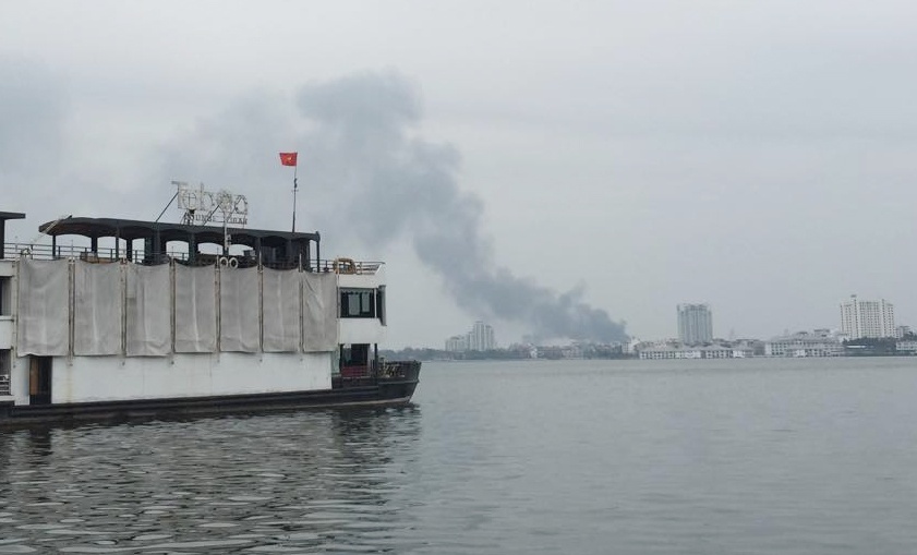 Từ hồ Tây cũng có thể nhìn thấy cột khói bốc cao hàng trăm mét. Ảnh:  Hà Tùng/Otofun.