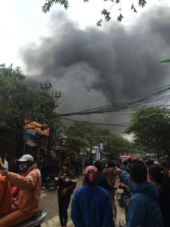 Chợ Nhật Tân có diện tích 3.000-4.000 m2, bán nhiều vải và hàng khô. Lửa được cho là bùng lên từ cửa hàng đồ khô.