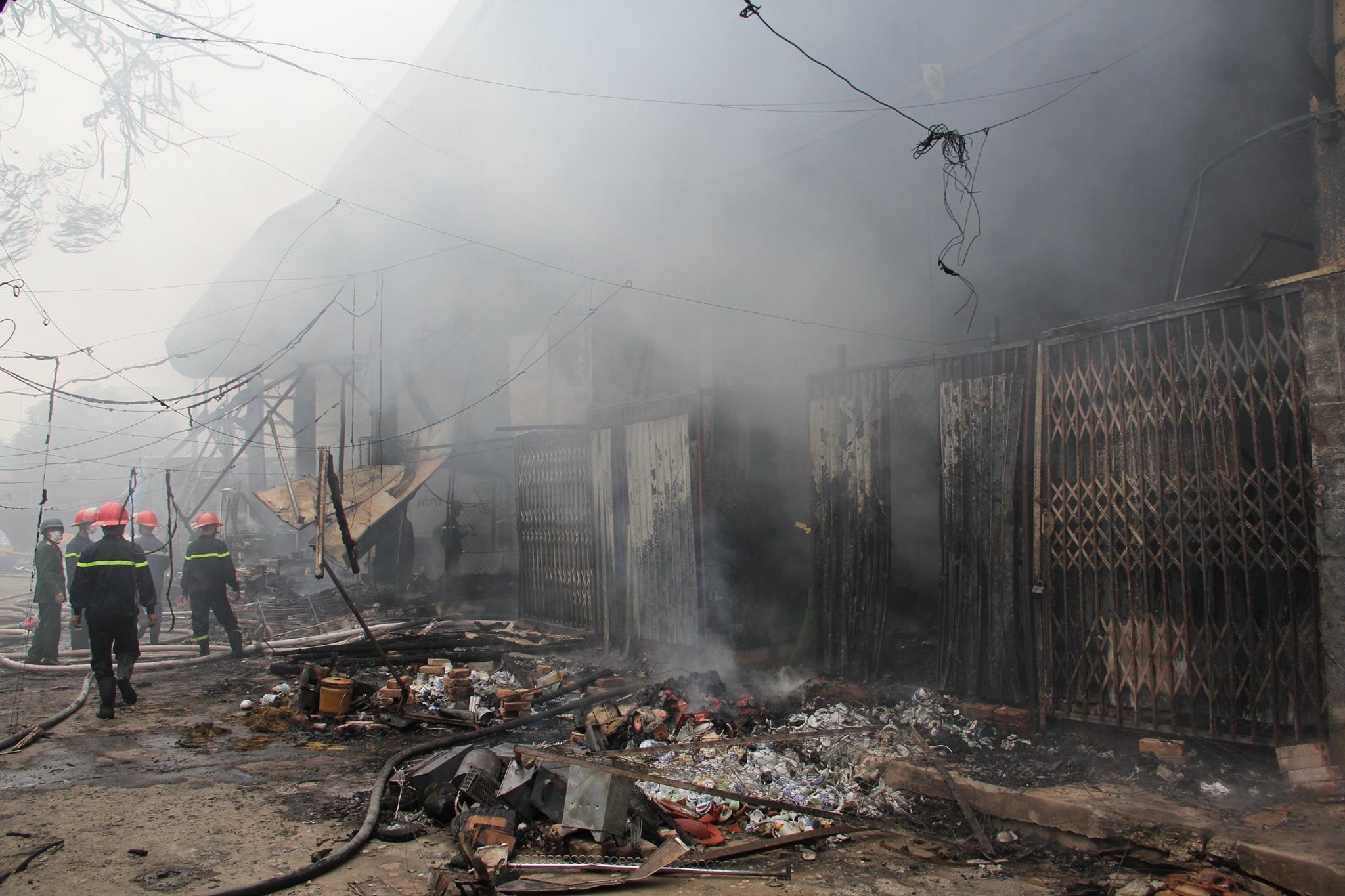 Cả dãy ki-ốt tan hoang.