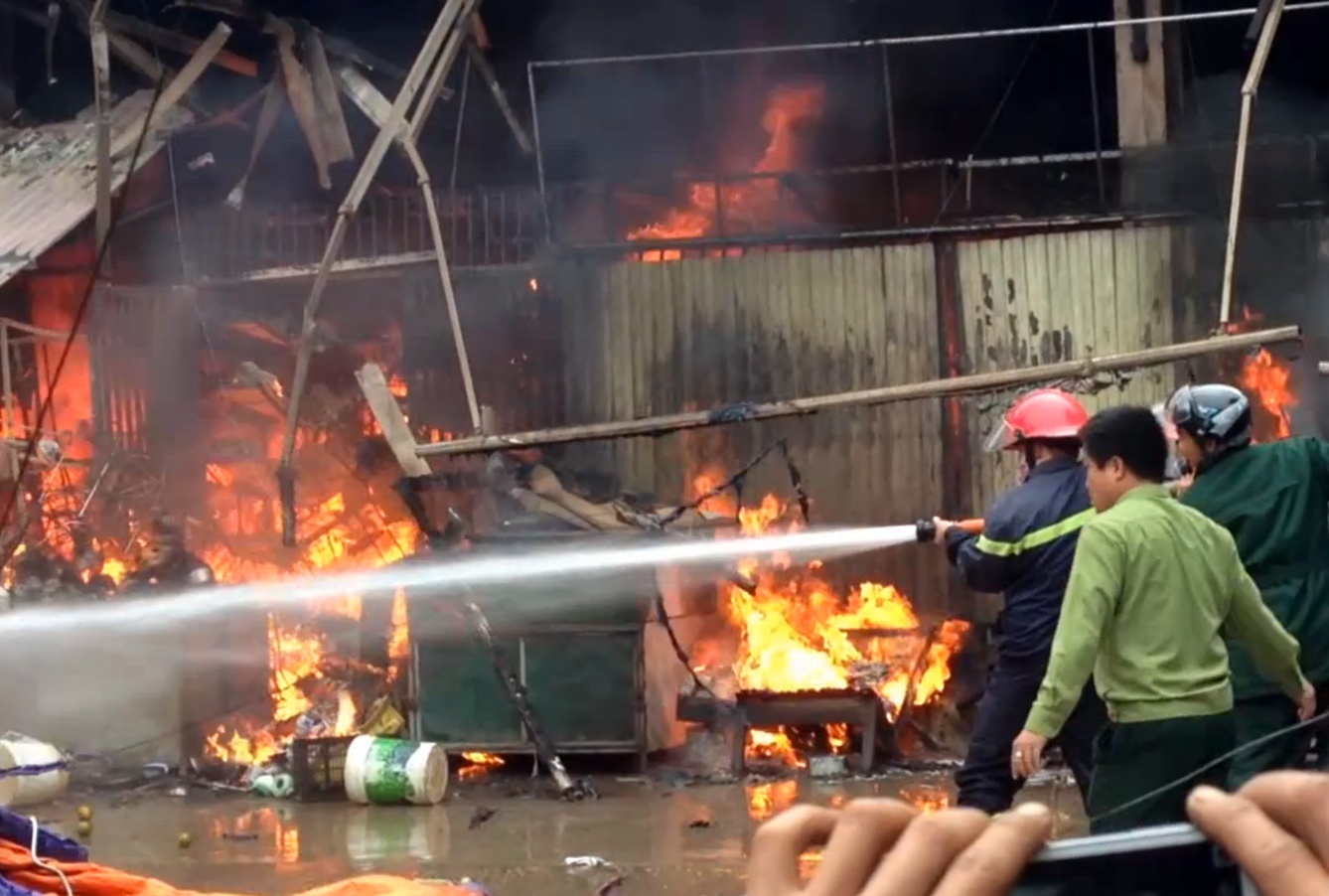 Nỗ lực dập lửa của lính cứu hỏa trước ngọn lửa ngùn ngụt.