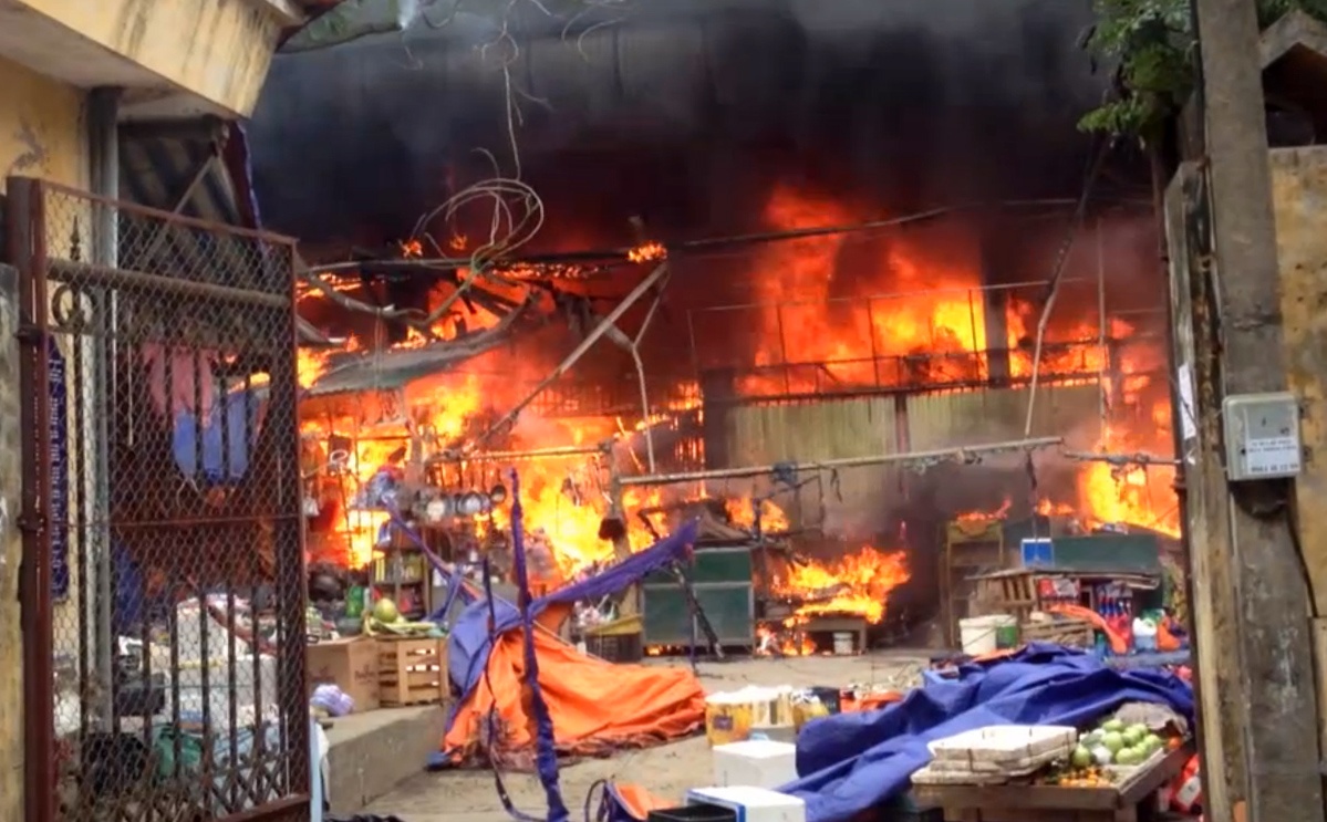 Lửa bốc ngùn ngụt ở nhiều gian hàng.  Tại khu này các tiểu thương kinh doanh các mặt hàng tiêu dùng từ quần áo, chăn đêm đến thực phẩm... Ước tính, bình quân mỗi cửa hàng có giá trị lên đến hàng trăm triệu đồng.