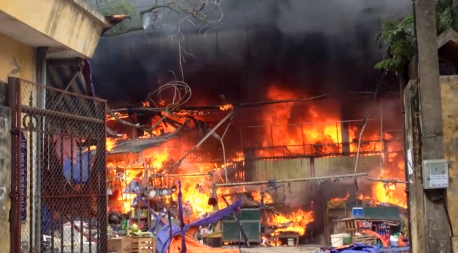 Chay cho Nhat Tan, nhieu tieu thuong trang tay hinh anh