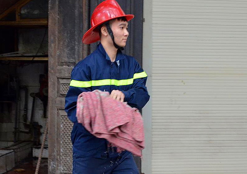 Do xang, dat binh gas co thu nua ngay giua trung tam Ha Noi hinh anh