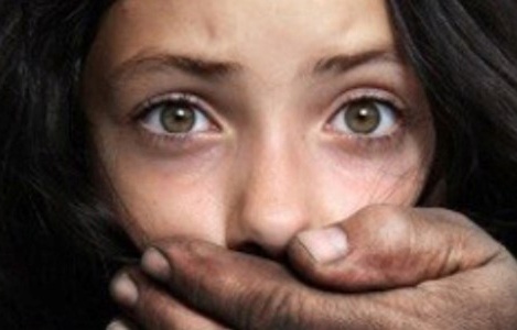 Be 4 tuoi bi nguoi la be di mat giua ban ngay hinh anh