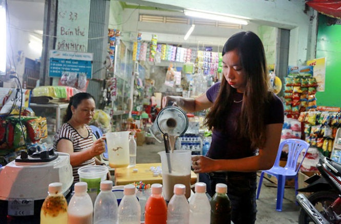 Sau giờ tan ca, nàng tiên cá Nguyễn Thị Mỹ Hạnh về nhà phụ giúp mẹ bán hàng vào buổi tối