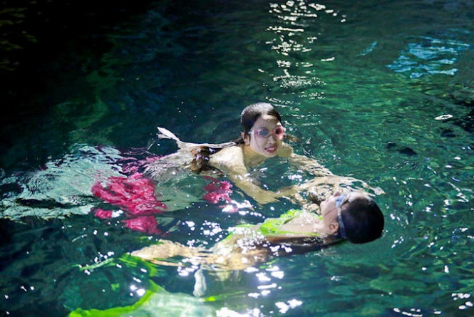 Để có được những động tác biểu diễn đẹp, mỗi ngày các nàng tiên cá tập luyện với nhau .