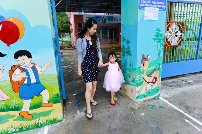 Nàng tiên cá Trần Thị Ngọc Tuyết đón con ở trường mẫu giáo về nhà.