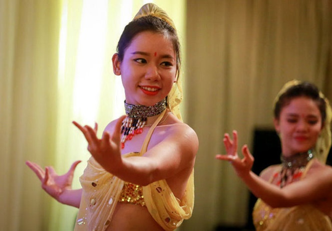 Nàng tiên cá Mỹ Hạnh còn nhận biểu diễn múa trong các tiệc cưới, nhà hàng vào cuối tuần.