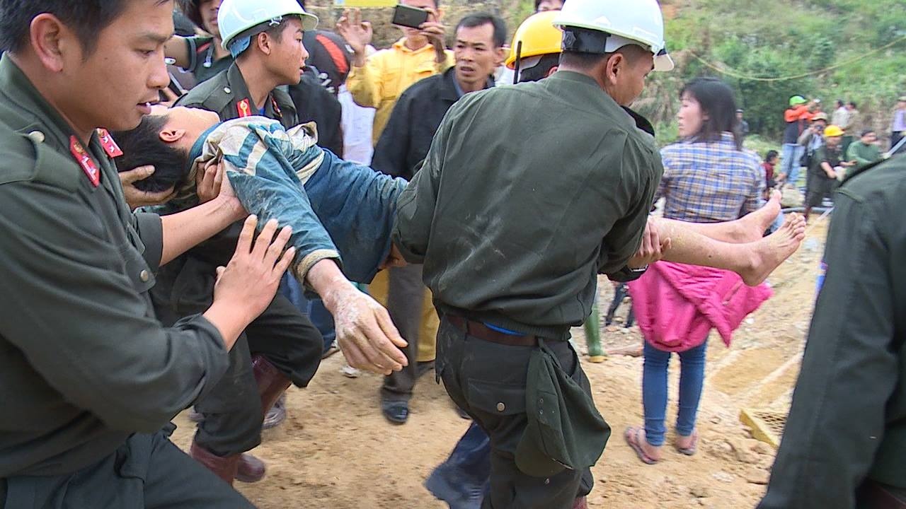 Giay phut giai cuu cac nan nhan mac ket 4 ngay trong ham hinh anh