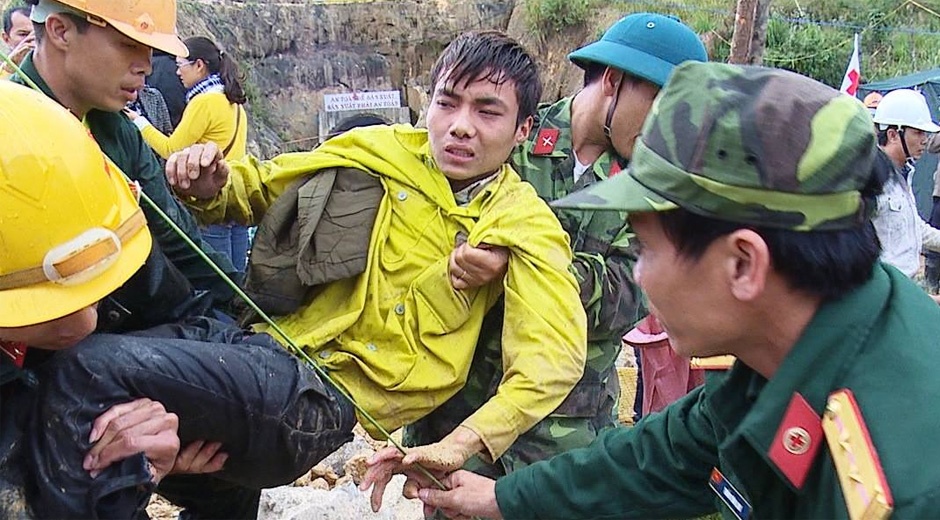 Cuoc giai cuu bat ngo tu mot lo thung hinh anh