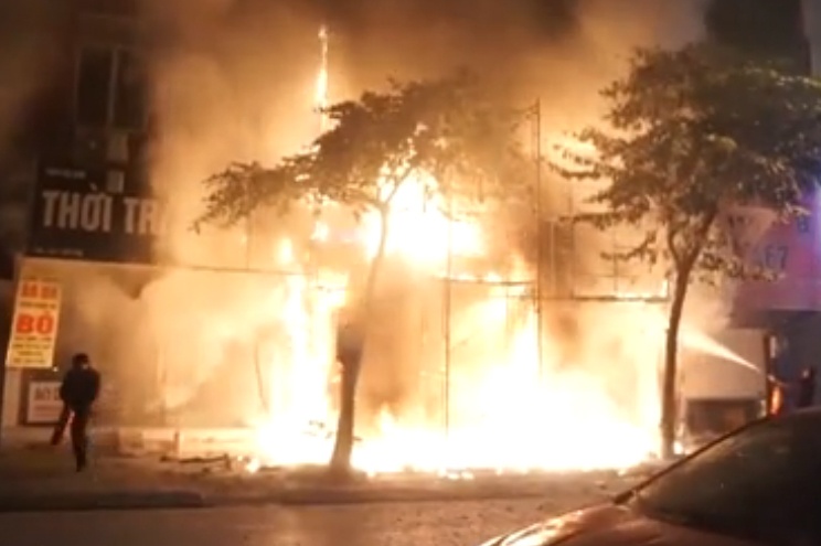 Tham my vien 6 tang chay rung ruc, cu gia 88 tuoi thoat nan hinh anh