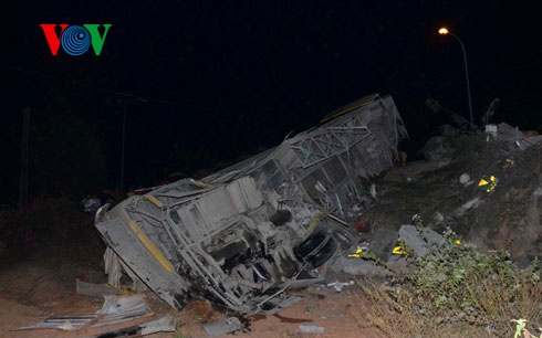 Xe khách bị lật.