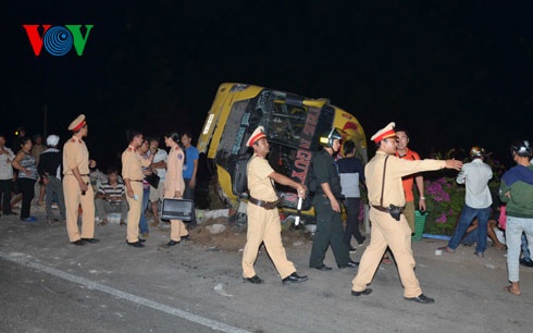 Lat xe khach trong dem, 15 nguoi bi thuong hinh anh