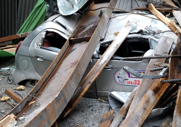 11h30 lực lượng cứu hộ, đơn vị thi công đã đưa vật liệu , bê tông để lộ chiếc taxi gặp nạn. Chiếc taxi màu trắng bị một thanh dầm chữ i và rọ sắt lớn đè ngang trên nắp capo và mui xe. Chiếc xe này bị giàn giáo đè bẹp rúm. Lực lượng này vẫn đang di chuyển từng khối sắt rời khỏi hiện trường để cứu chiếc xe ra khỏi khu vực gặp sự cố.