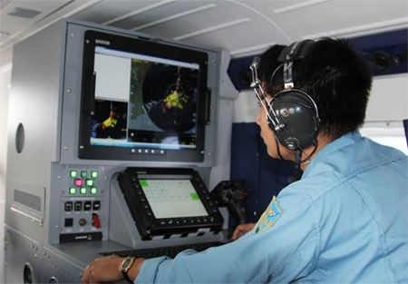 Nhân viên tuần thám luôn quan sát mục tiêu qua màn hình ra-đa để phối hợp tìm kiếm