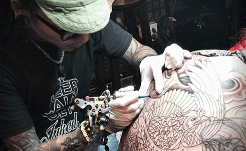 Hoàng Mosskow xăm cho khách.