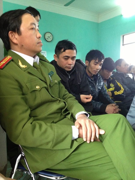 Điều tra viên thiếu tá Lò Văn Thảnh và trung tá Phạm Ngọc Ánh (bên trái ảnh) lúc nào cũng ốp sát bị hại tại phiên tòa.