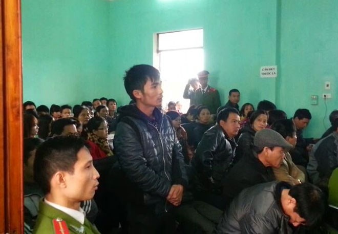Bị hại Lê Công Tứ (đứng) - người đã thừa nhận ăn cắp máy bơm và xin CA phường Tân Thanh cho giải quyết dân sự.
