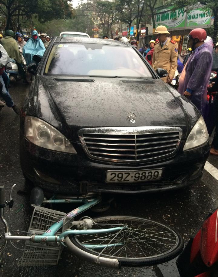 Tai xe xe Mercedes bo chay sau khi tong nu sinh hinh anh