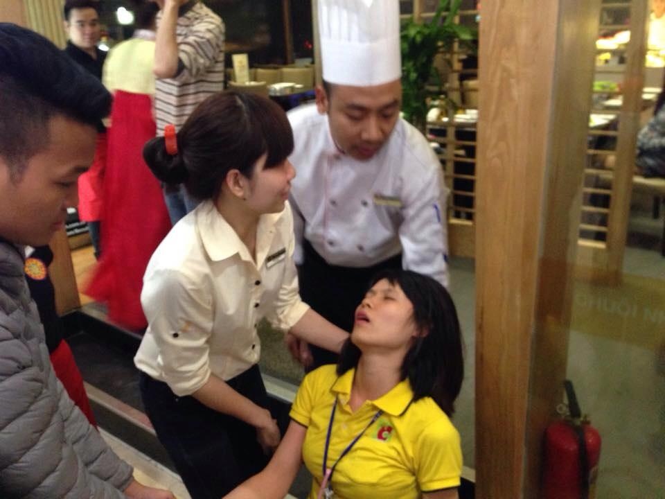 Nhân viên siêu thị cũng ngất xỉu.