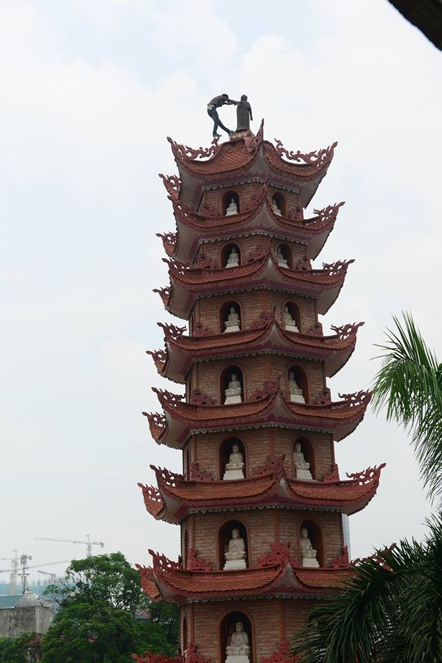 Thanh niên đứng trên tháp ở chùa Làng Cót. Ảnh: Anh Tuấn.