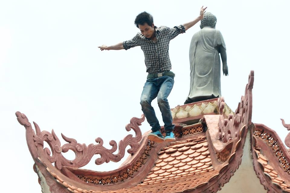 Thanh nien nhay tu bao thap 11 tang do ngao da hinh anh