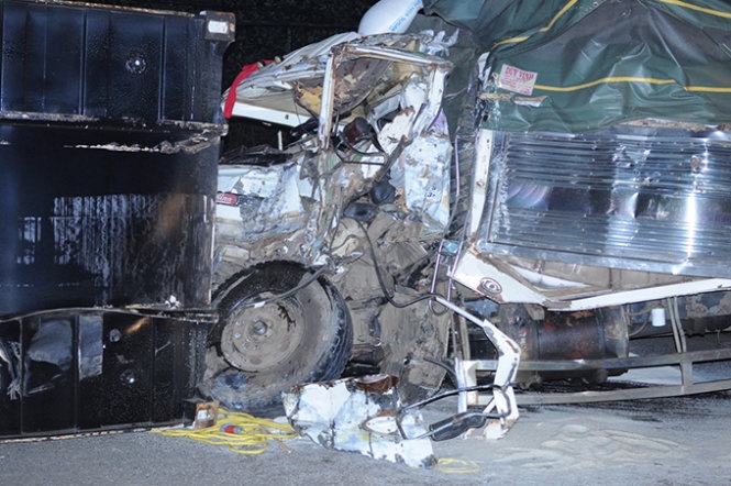 Thung xe container roi xuong duong, hai nguoi chet oan hinh anh