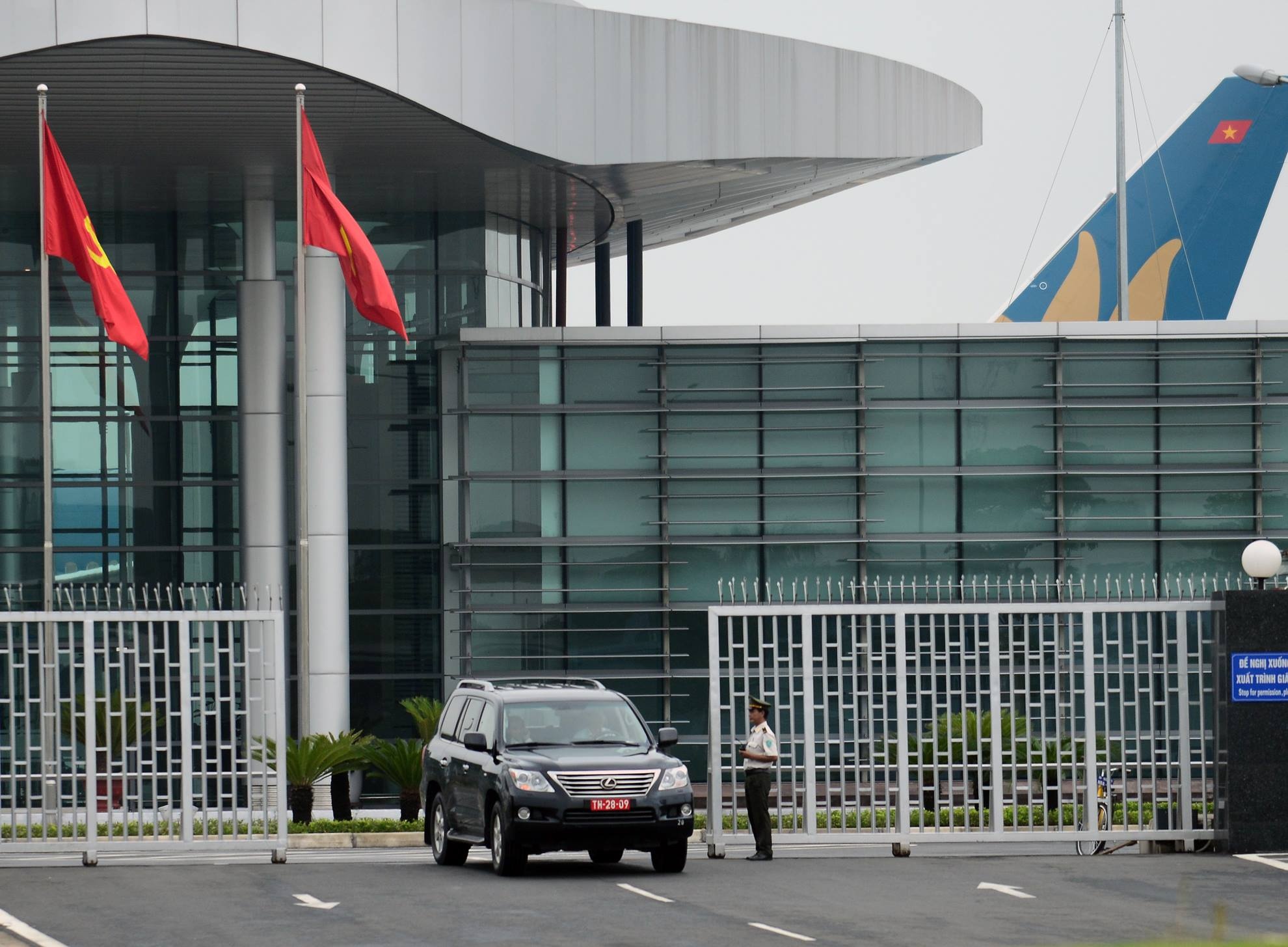 Chiếc xe được cho là đón Bộ trưởng Phùng Quang Thanh. Ảnh: Hoàng Anh.