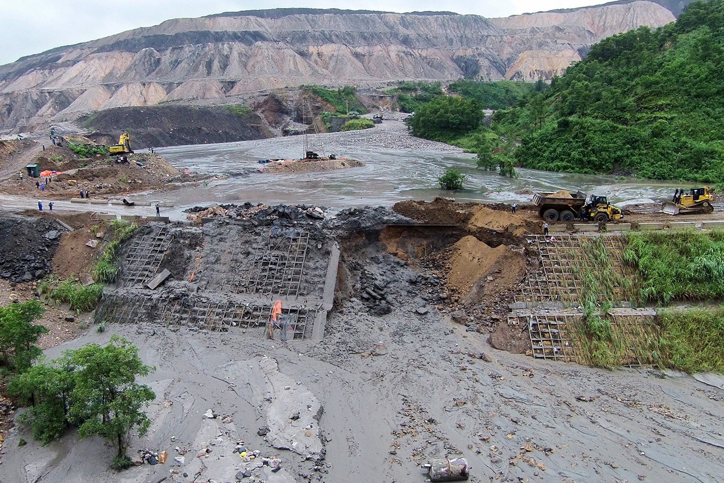 Toan canh bai thai bun co nguy co vo vi mua lon hinh anh