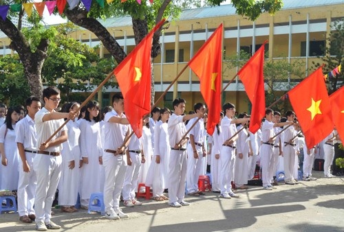 Tu 1/8, Ha Noi dong loat hat Quoc ca tai le chao co hinh anh