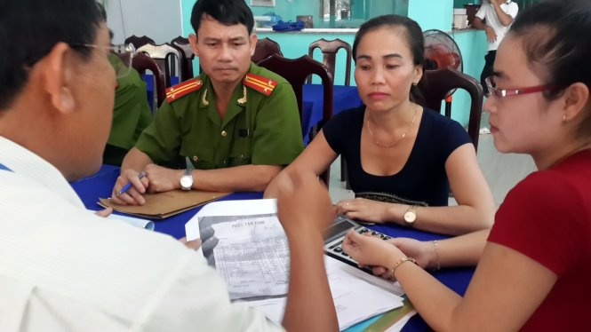 Chủ quán 62B Võ Thị Sáu Nguyễn Thị Dung (thứ hai từ phải sang) và nhân viên tính tiền của quán (đầu tiên từ phải sang) làm việc với đoàn kiểm tra liên ngành TP Vũng Tàu chiều 4-8 - Ảnh: Đông Hà.