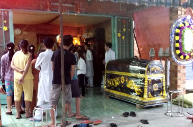 Ca gia dinh bi chem, vo chet, chong va con gai nhap vien hinh anh