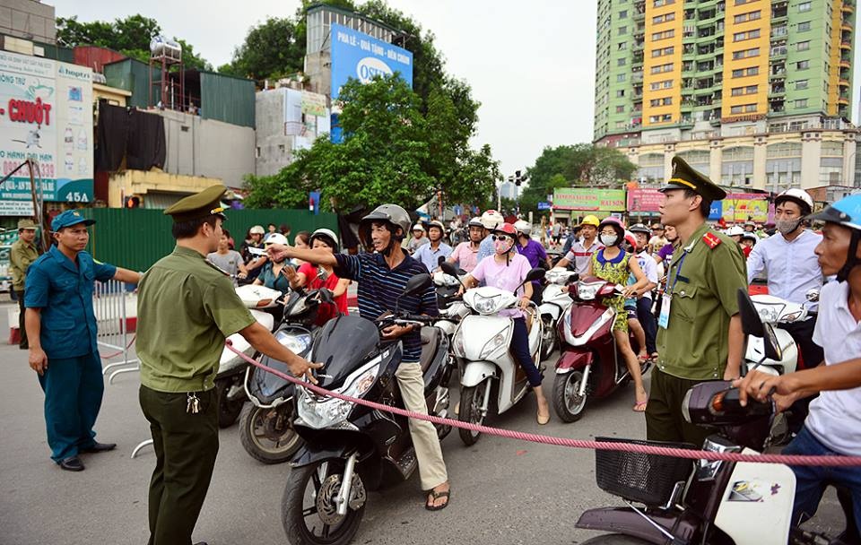 Đường Nguyễn Chí Thanh cấm đường từ ngã ba Đê La Thành - Nguyễn Thanh đi Kim Mã, Liễu Giai.