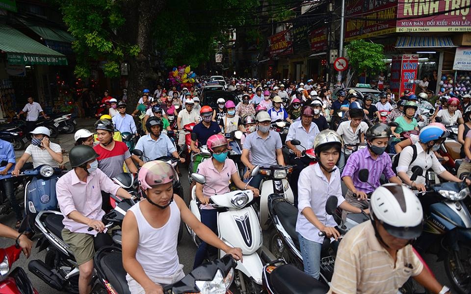 Đường Đê La Thành, đoạn giao với Nguyễn Chí Thanh bắt đầu ùn tắc từ 17h chiều nay.