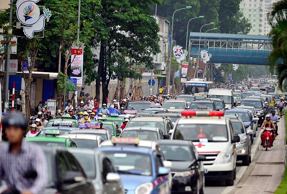 Đường Nguyễn Chí Thanh đoạn từ ngã tư Nguyễn Chí Thanh - Láng đến Nguyễn Chí Thanh - Đê La Thành bị tắc nghiêm trọng.